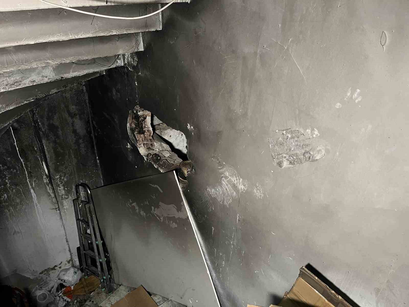 eski esinin yasadigi binaya yanici madde atip kacti 7 kisi dumandan etkilendi 1 Pm5JPfAE