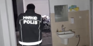 eski-fabrika-binasini-uyusturucu-imalathanesine-cevirmis-130-kilo-uyusturucu-ele-gecirildi-N1YIJqY3.jpg