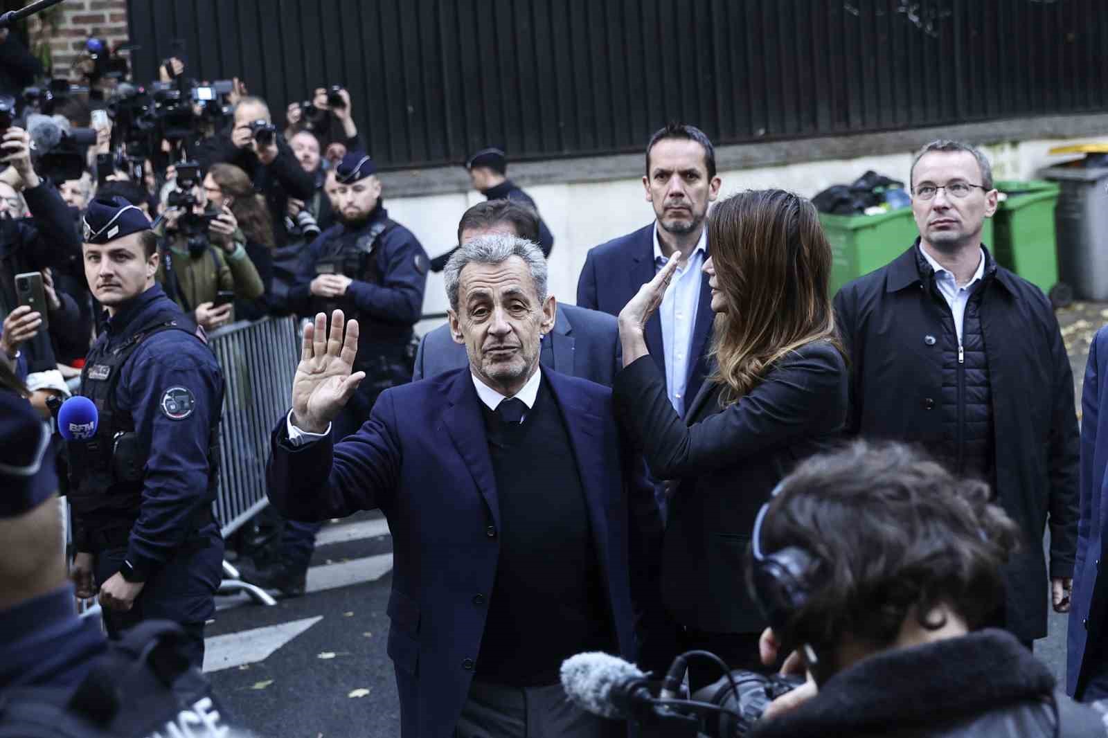 Eski Fransa Cumhurbaşkanı Sarkozy adli kontrol şartıyla serbest bırakıldı 4 eski fransa cumhurbaskani sarkozy adli kontrol sartiyla serbest birakildi 0 gDRcGl7P