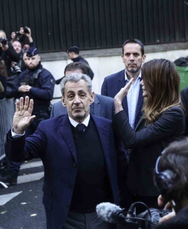 eski-fransa-cumhurbaskani-sarkozy-adli-kontrol-sartiyla-serbest-birakildi-c6DlXlN2.jpg