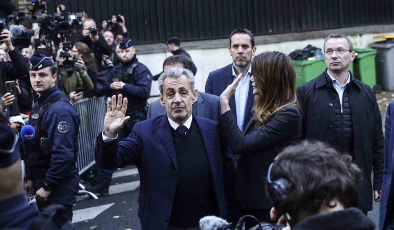 eski-fransa-cumhurbaskani-sarkozy-adli-kontrol-sartiyla-serbest-birakildi-c6DlXlN2.jpg