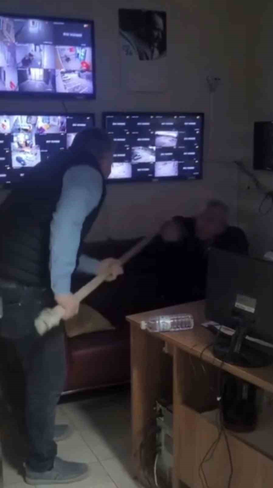 Eski hastane müdüründen güvenlik görevlisine sopalı ‘şaka’ 4 eski hastane mudurunden guvenlik gorevlisine sopali saka 0 Bt5aqBy8