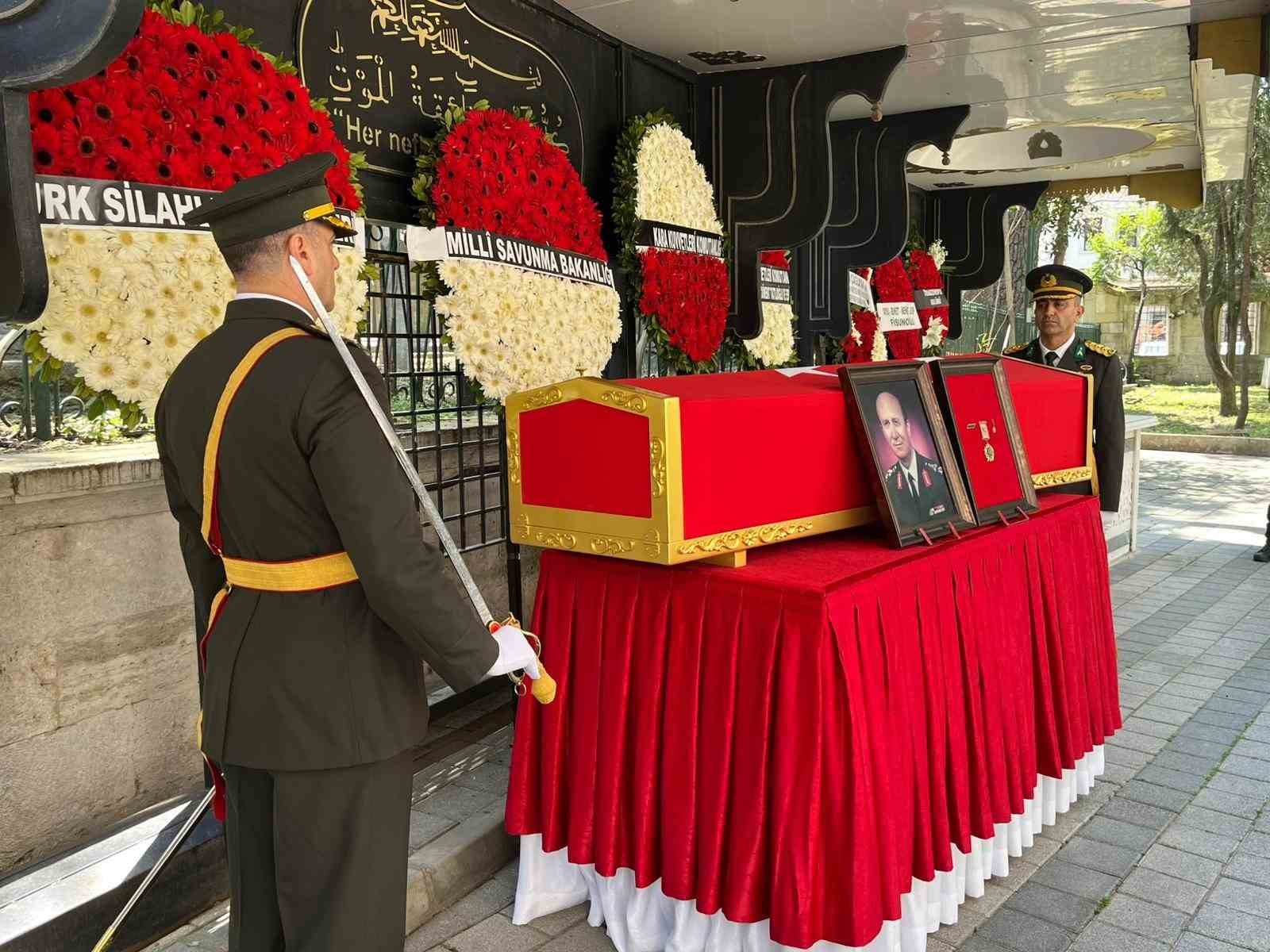 Eski Kara Kuvvetleri Komutanı Mustafa Muhittin Fisunoğlu son yolculuğuna uğurlandı 7 eski kara kuvvetleri komutani mustafa muhittin fisunoglu son yolculuguna ugurlandi 3 6gRuWRmJ