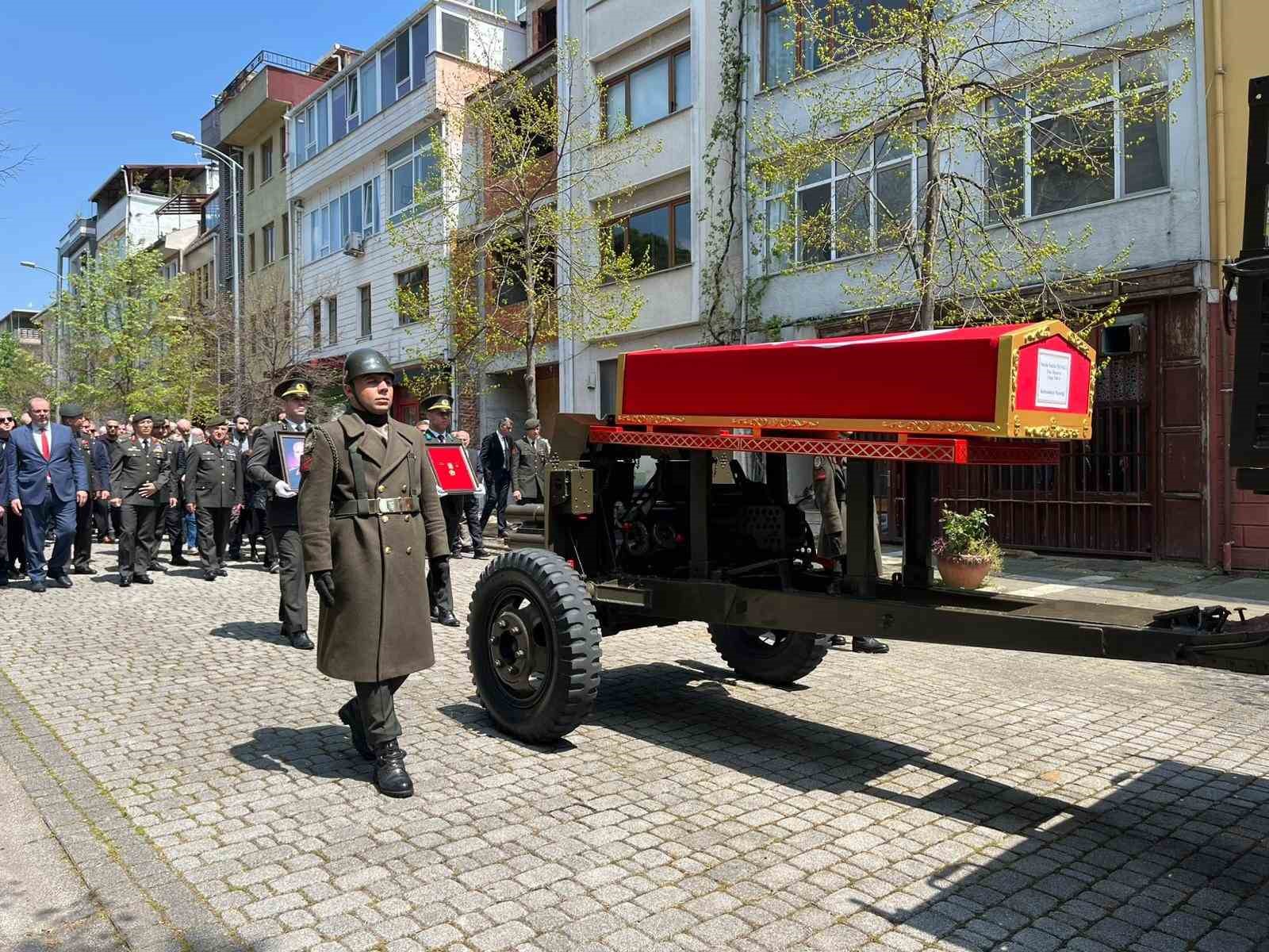 Eski Kara Kuvvetleri Komutanı Mustafa Muhittin Fisunoğlu son yolculuğuna uğurlandı 11 eski kara kuvvetleri komutani mustafa muhittin fisunoglu son yolculuguna ugurlandi 7 FnEva5sc