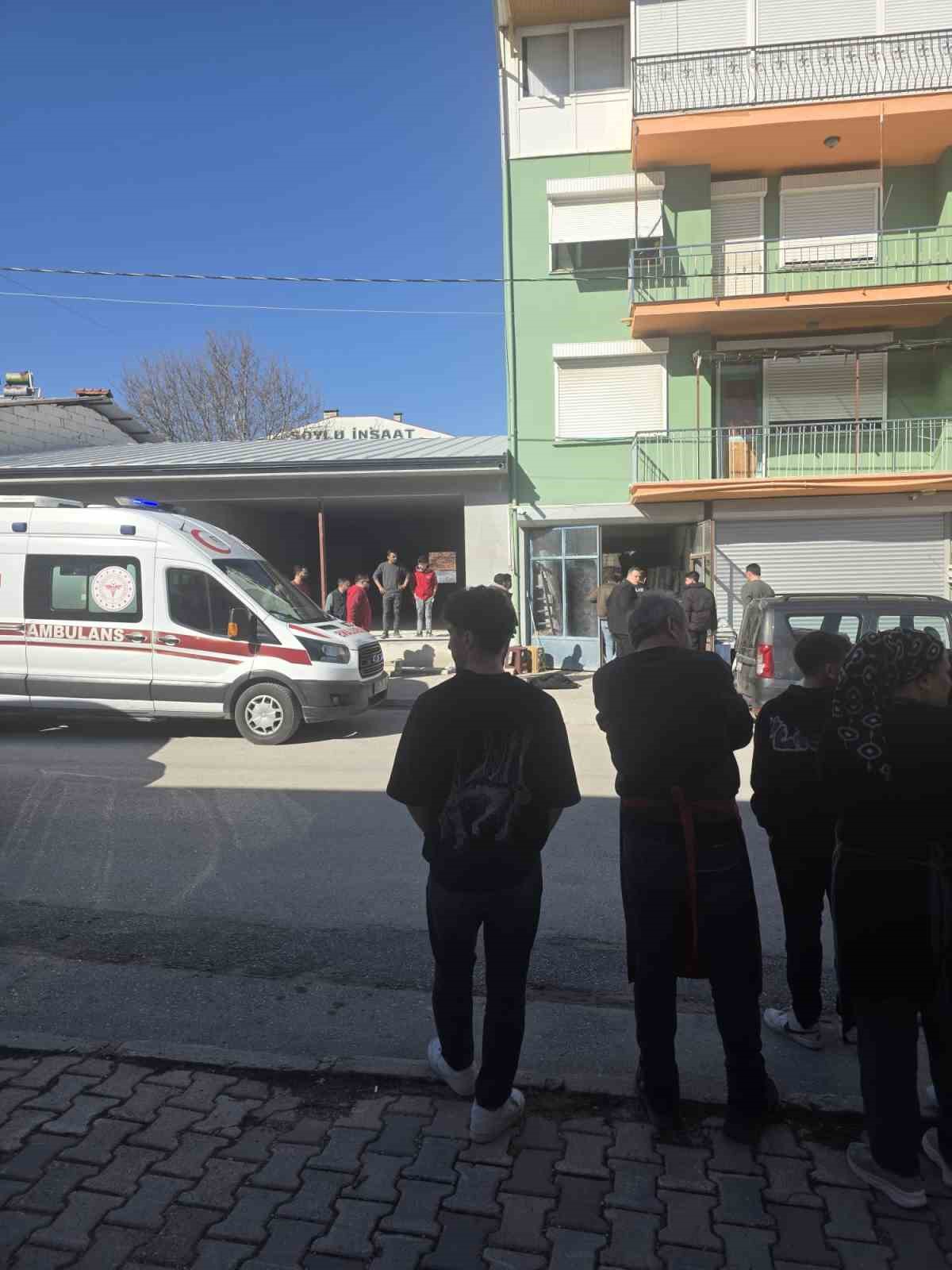 eski karisini bacagindan pompali tufekle yaraladi is yeri sahibi tarafindan kolundan vuruldu 4 dK8a4DJL