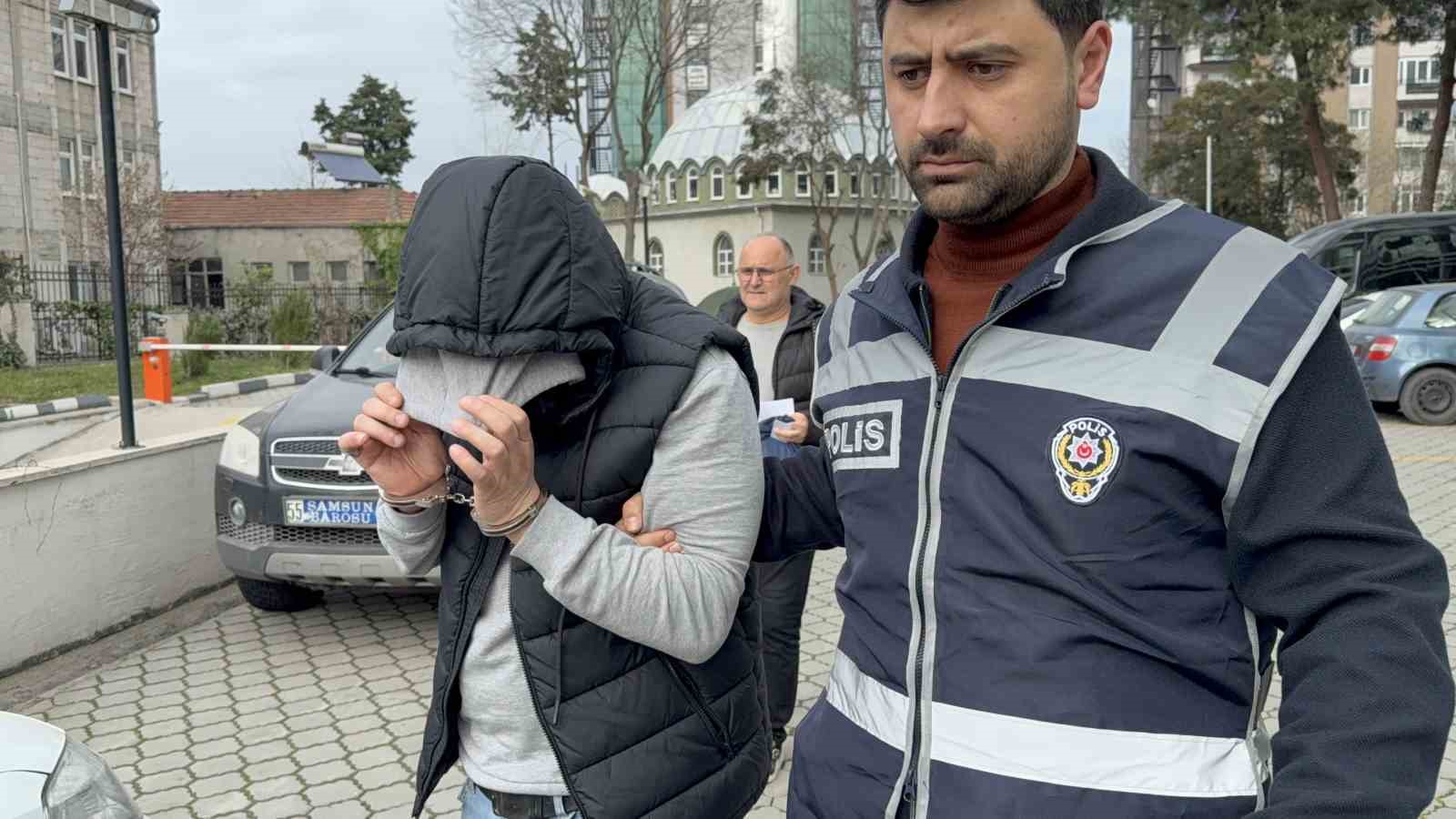 eski karisinin bicak tehdidiyle cep telefonunu gasp etti 1 QBN5ji7S