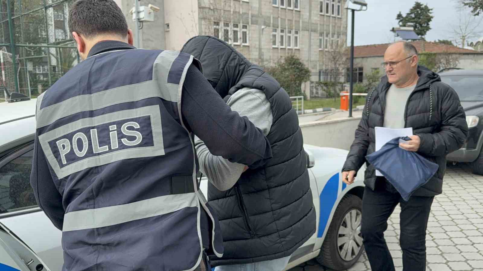 eski karisinin bicak tehdidiyle cep telefonunu gasp etti 2