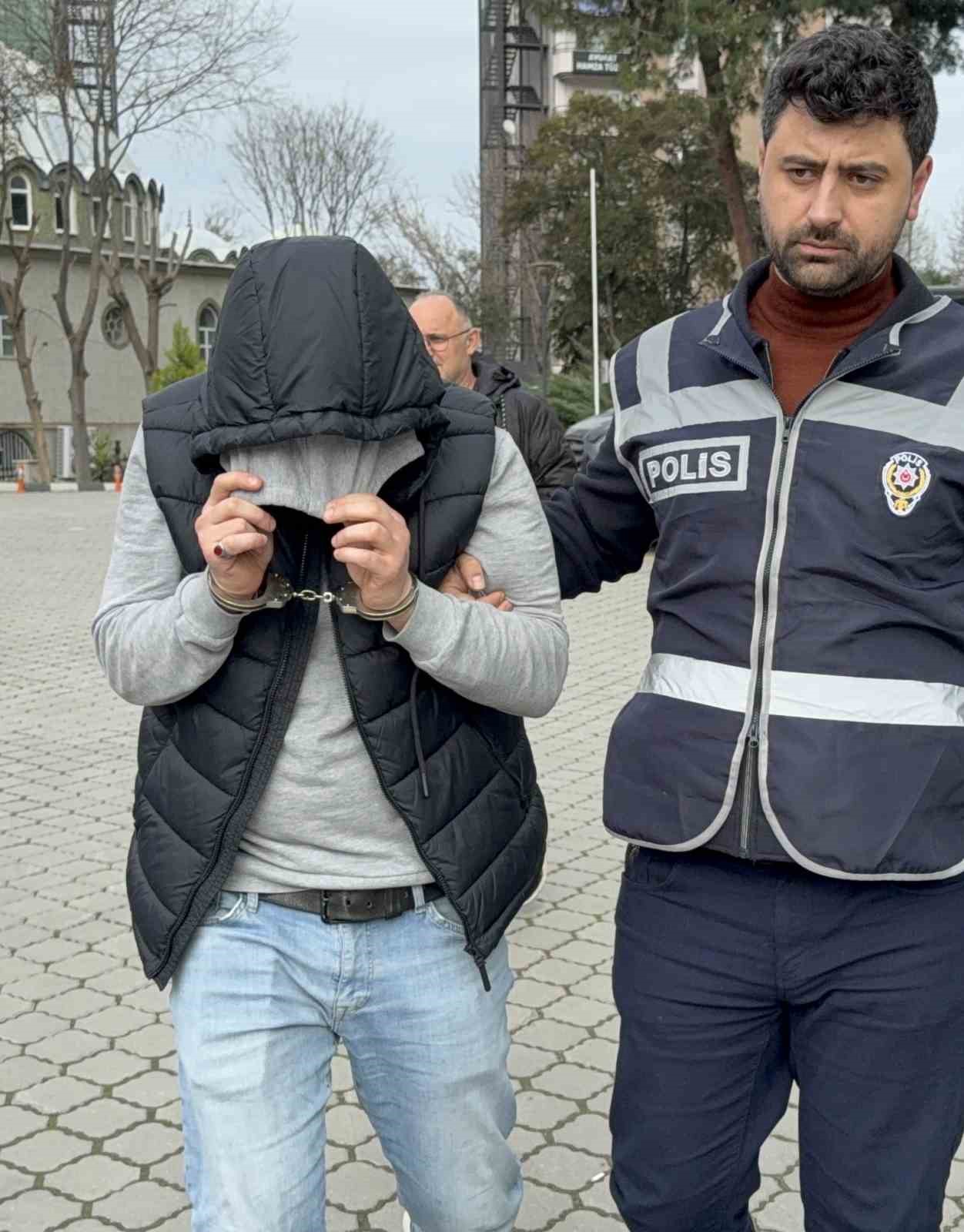 eski karisinin bicak tehdidiyle cep telefonunu gasp etti 3 IB4NggkE