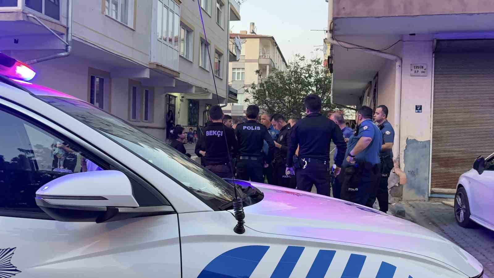eski kayinvalidesini ve baldizini bicakla yaraladi 0 UMlzFwSn