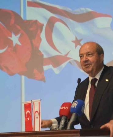 eski-kktc-cumhurbaskani-tatar-ana-vatan-yavru-vatan-mavi-vatan-ve-gok-vatan-anlayisiyla-HdNW1NrH.jpg