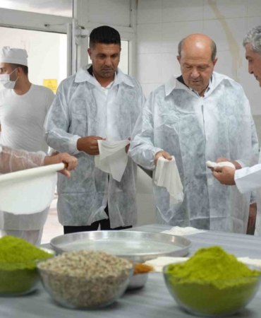 eski-kktc-cumhurbaskani-tatar-esas-baklava-gaziantepindir-tescillidir-ve-kopyasi-da-mumkun-degildir-5xEBNnYG.jpg