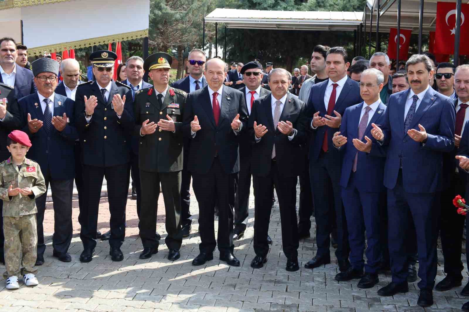 eski kktc cumhurbaskani tatar sanliurfanin kurtulusunun 106 yil donumu torenine katildi 1