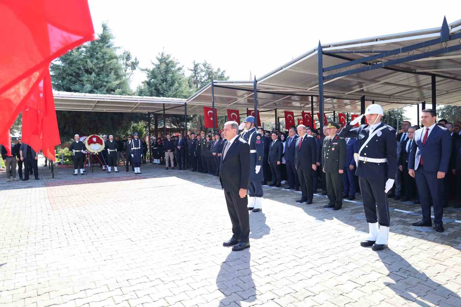 eski kktc cumhurbaskani tatar sanliurfanin kurtulusunun 106 yil donumu torenine katildi 6 TNOcy8Q5