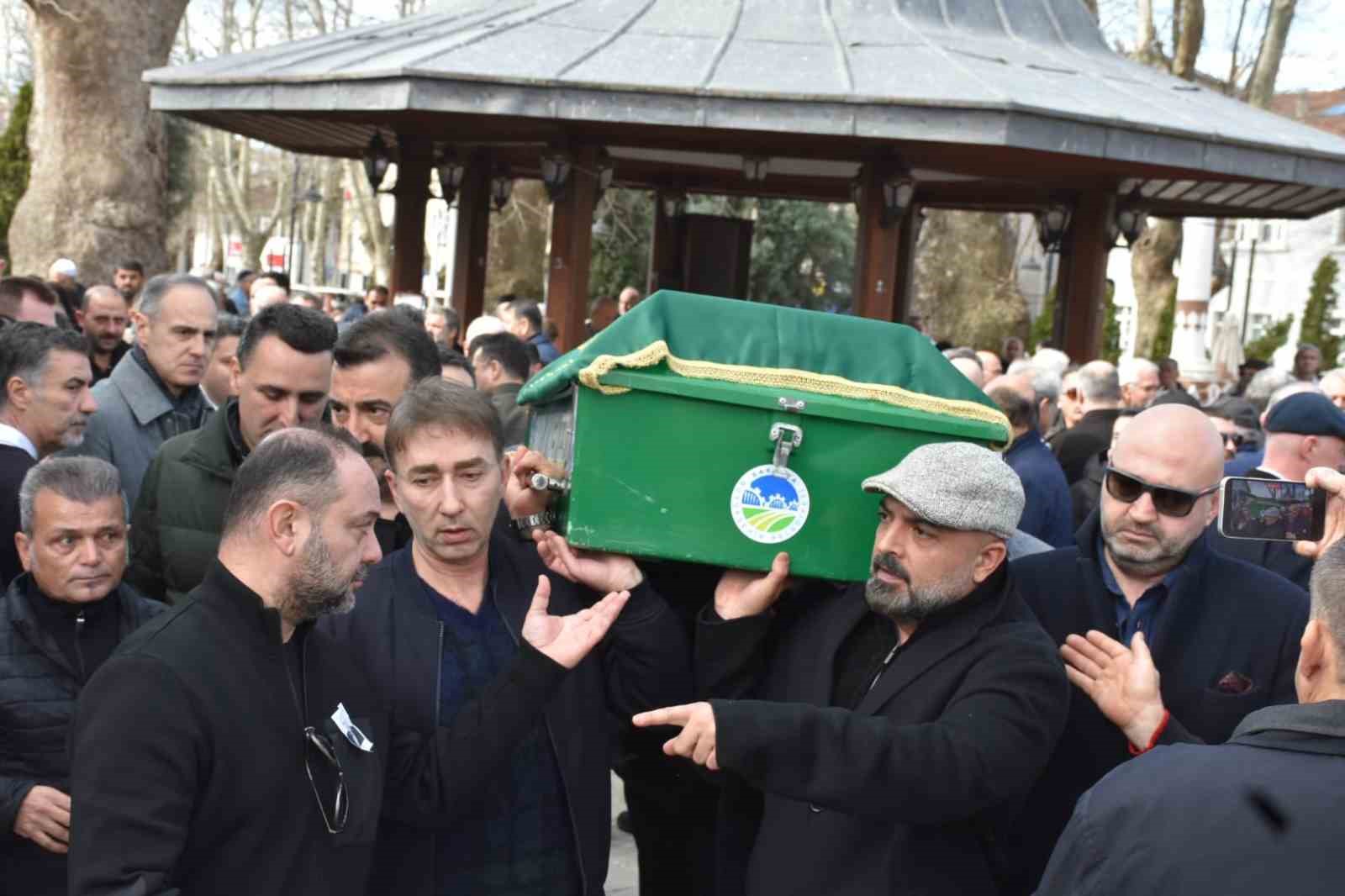Eski milli futbolcu Tayfur Havutçu’nun vefat eden babası Sakarya’da toprağa verildi 11 eski milli futbolcu tayfur havutcunun vefat eden babasi sakaryada topraga verildi 7 CBzMFG6k