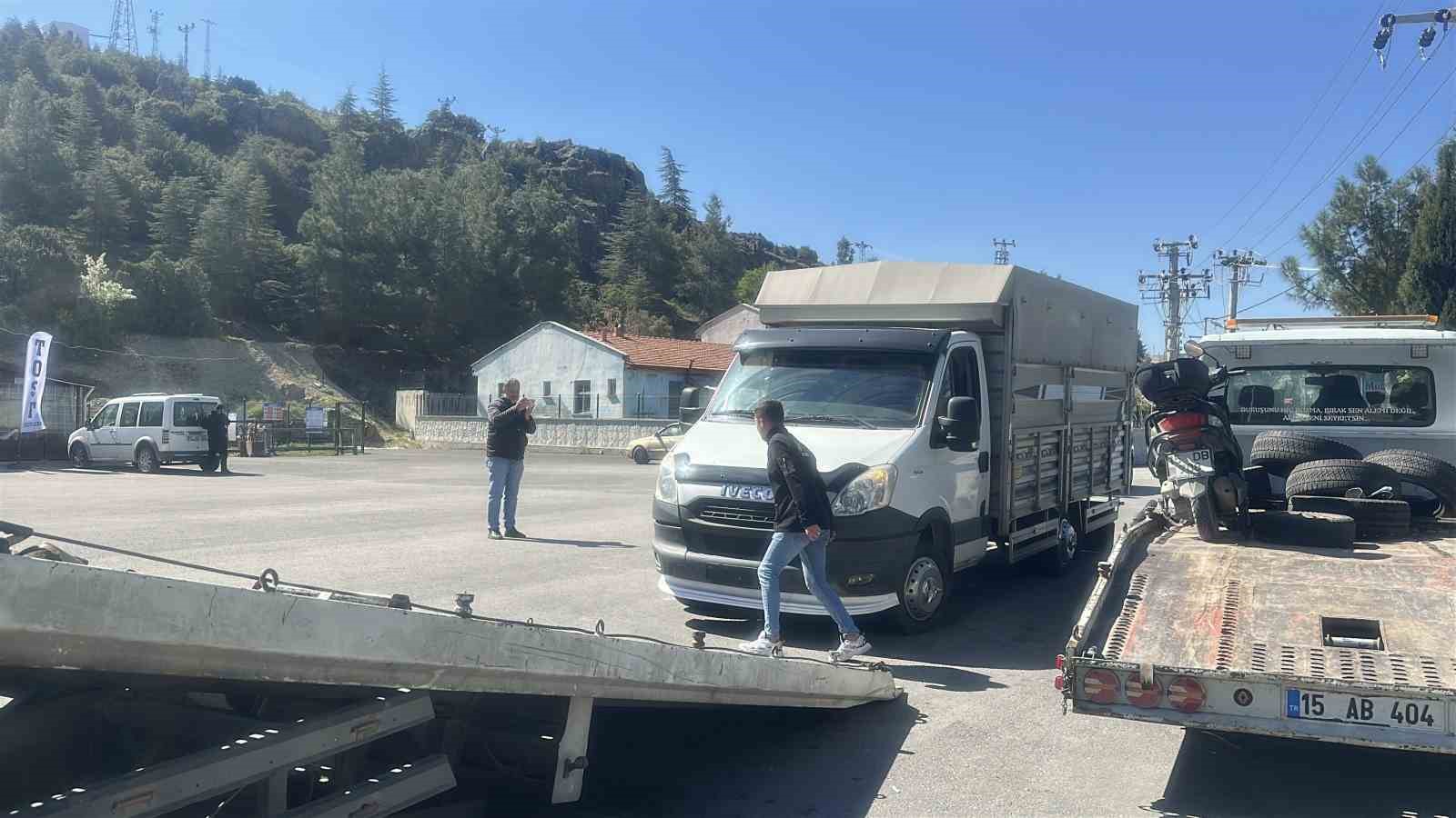 eski plakasini kamyonetine takti 140 bin lira cezadan kacamadi 2 FCAtTwb7