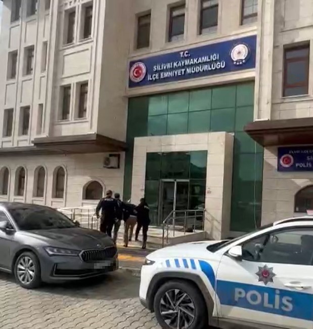 Eski sevgilisi olduğu iddia edilen kadına 15 el ateş eden zanlı Silivri’de yakalandı 4 eski sevgilisi oldugu iddia edilen kadina 15 el ates eden zanli silivride yakalandi 0 dTIdcf69