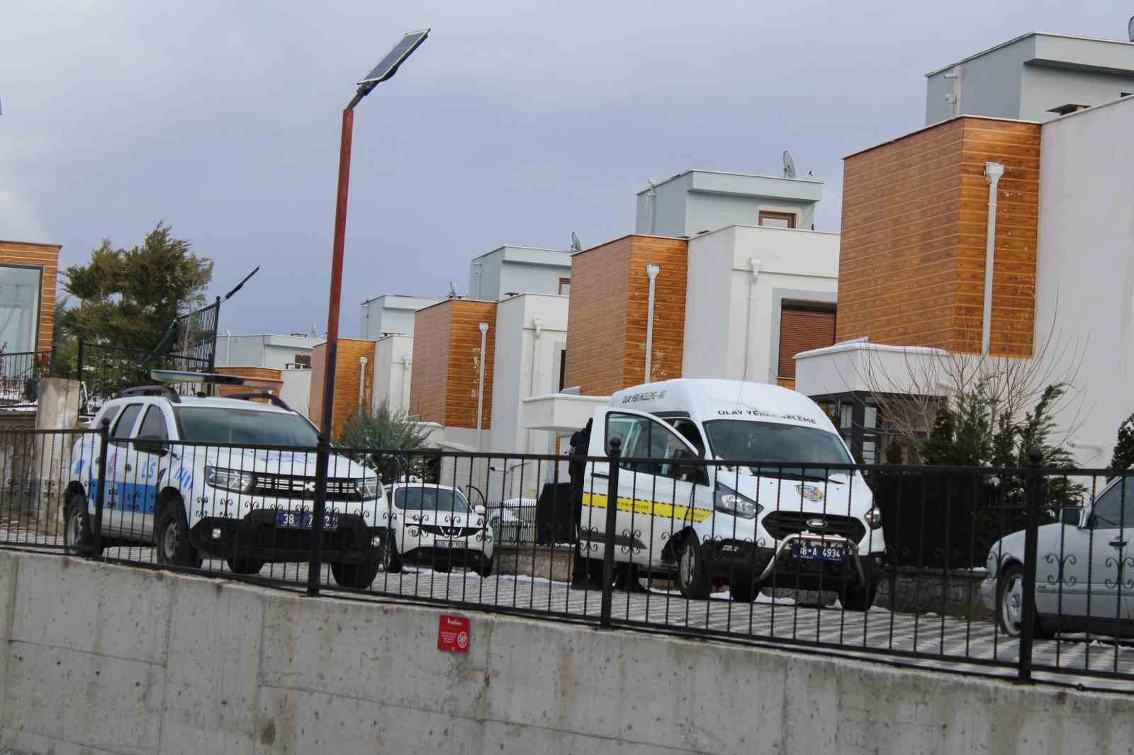 eski ve yeni erkek arkadaslar arasinda bicakli kavga 1 yarali 1 CuaaEccS