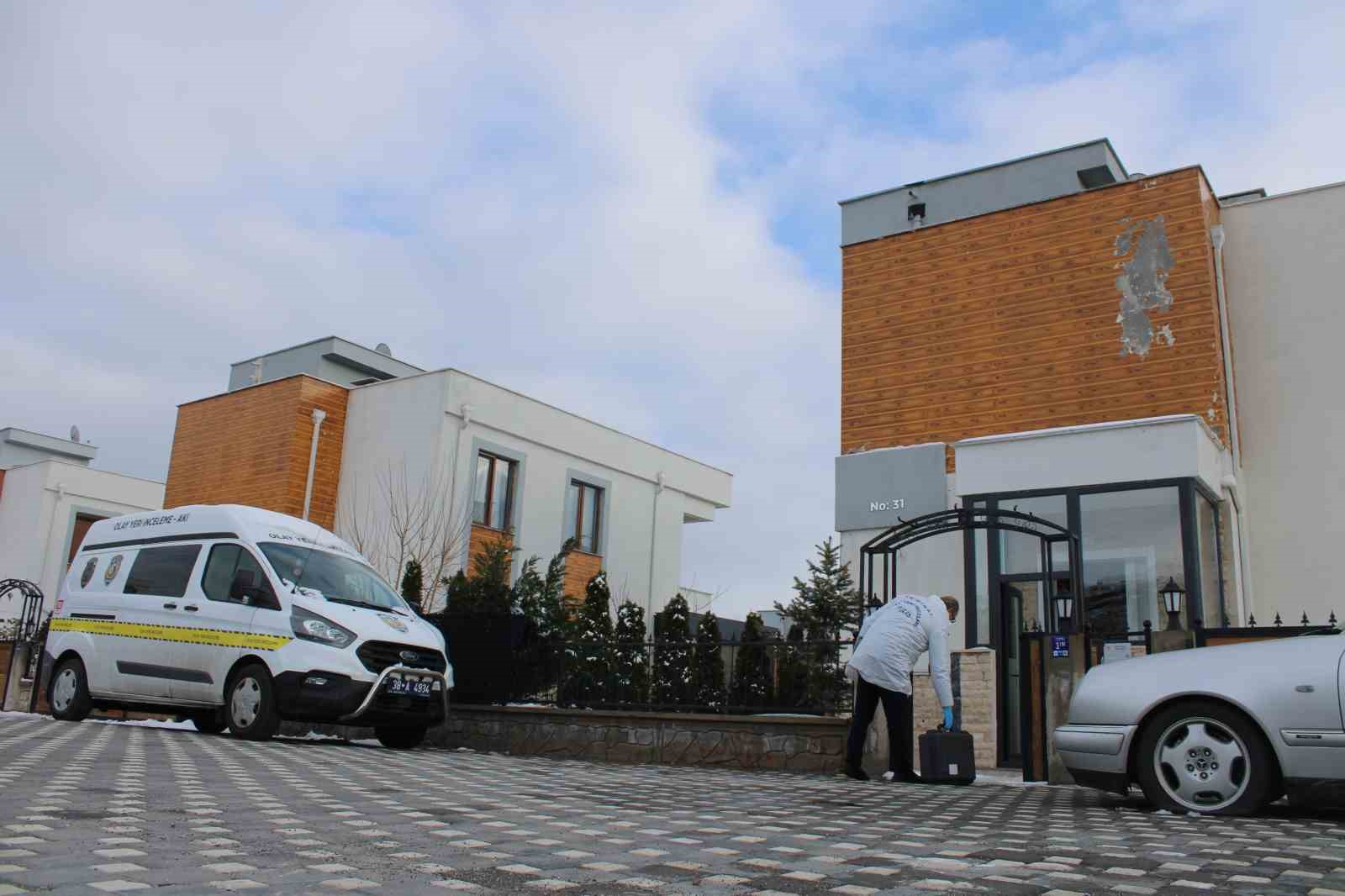 eski ve yeni erkek arkadaslar arasinda bicakli kavga 1 yarali 2 SznFf8ii
