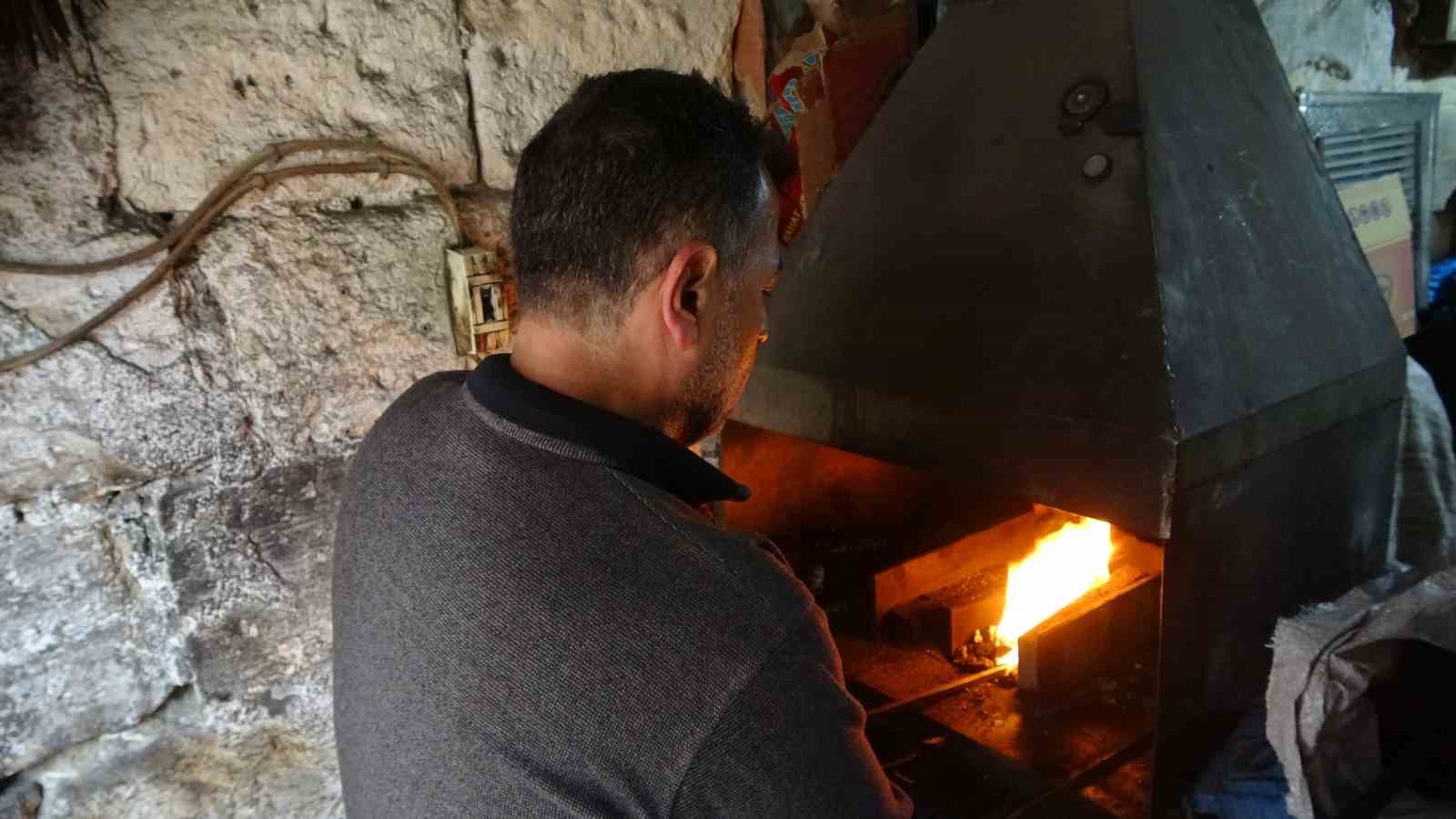 eski yontemlerle urettigi kebap sislerini 15 ulkeye ihrac ediyor 0 2hiDK4tE