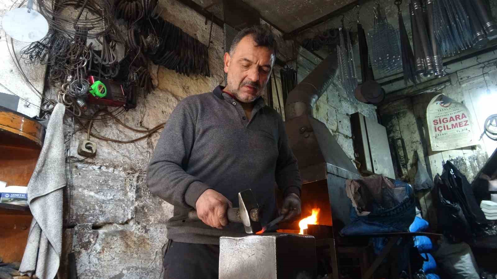 eski yontemlerle urettigi kebap sislerini 15 ulkeye ihrac ediyor 1 Zp2t5PM3