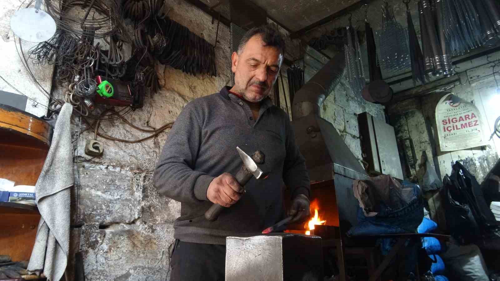 eski yontemlerle urettigi kebap sislerini 15 ulkeye ihrac ediyor 2 a25W8Uae
