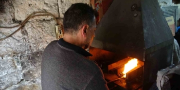 eski-yontemlerle-urettigi-kebap-sislerini-15-ulkeye-ihrac-ediyor-FN8mNvls.jpg