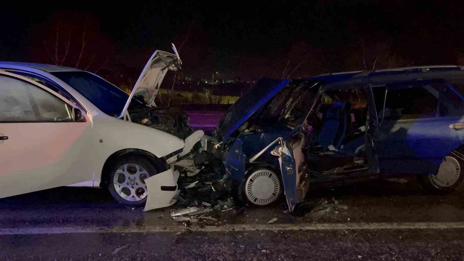 eskisehir afyonkarahisar karayolunda iki arac kafa kafaya carpist 3u cocuk 9 yarali 0 RaZPNUAW