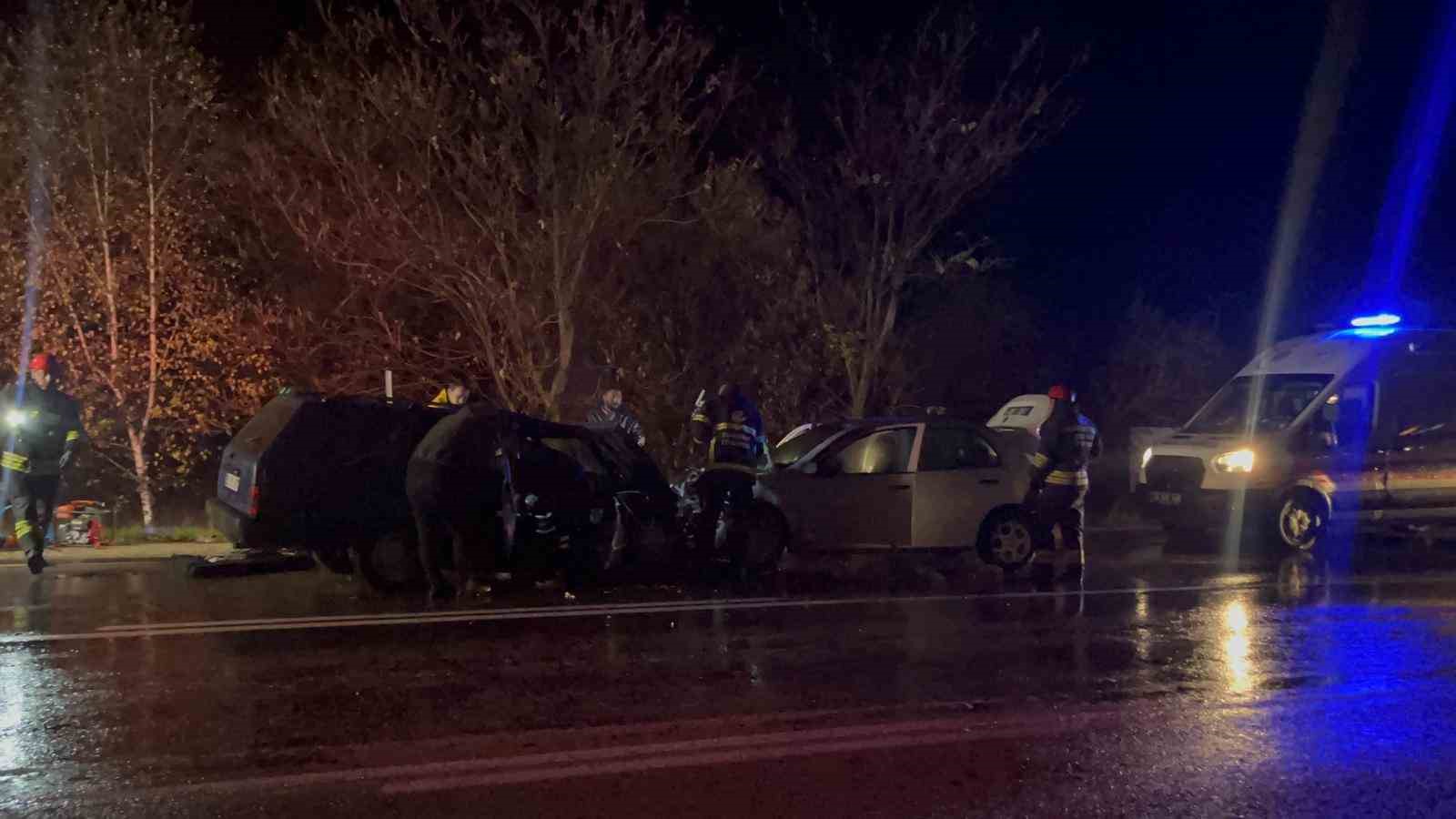 eskisehir afyonkarahisar karayolunda iki arac kafa kafaya carpist 3u cocuk 9 yarali 1 VIj1QiWU