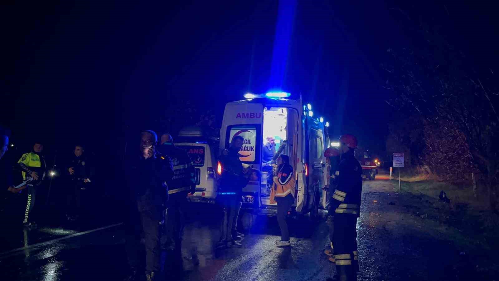 eskisehir afyonkarahisar karayolunda iki arac kafa kafaya carpist 3u cocuk 9 yarali 3 2NKbjVA9