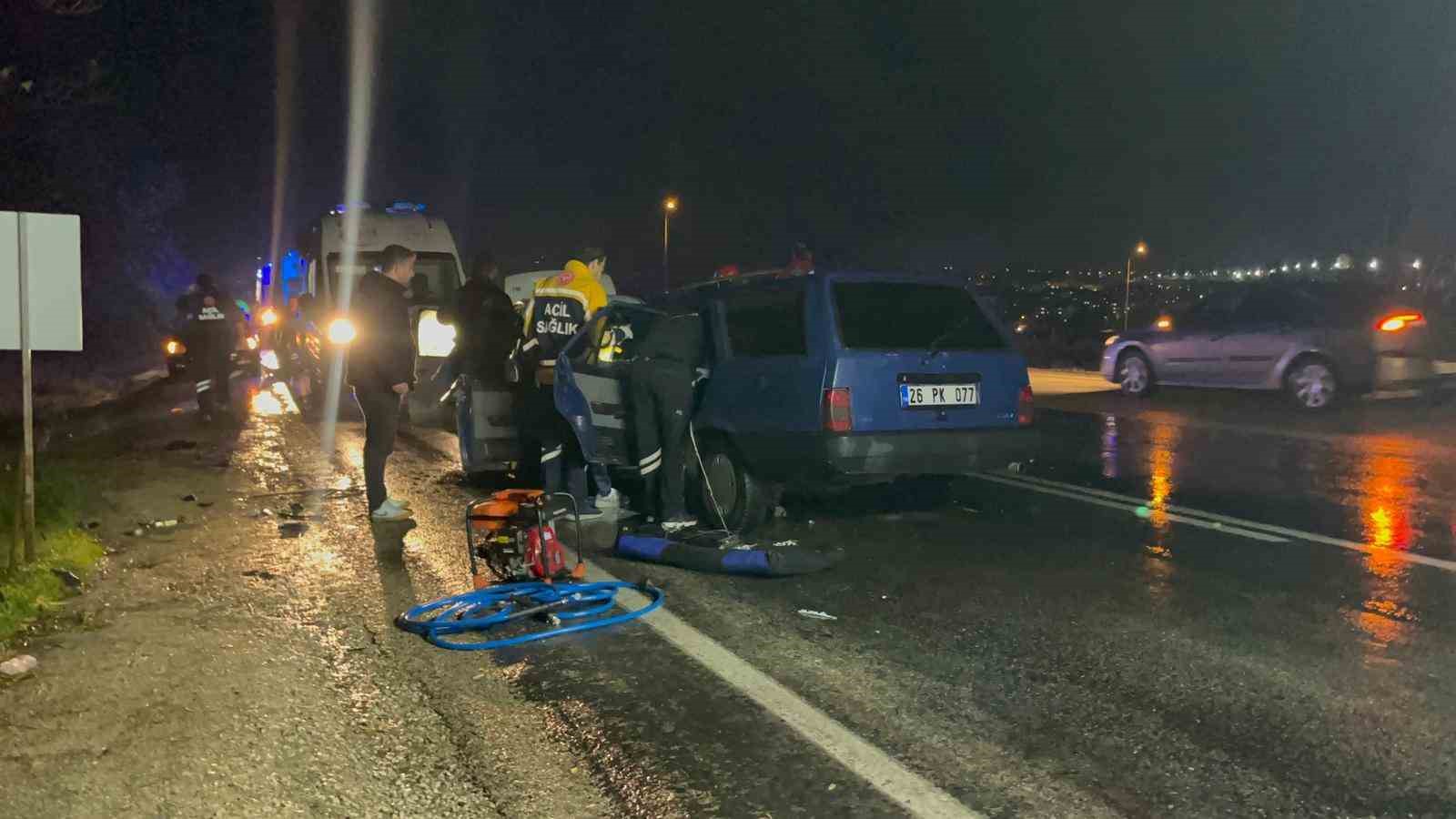 eskisehir afyonkarahisar karayolunda iki arac kafa kafaya carpist 3u cocuk 9 yarali 4 BqKLYRfj