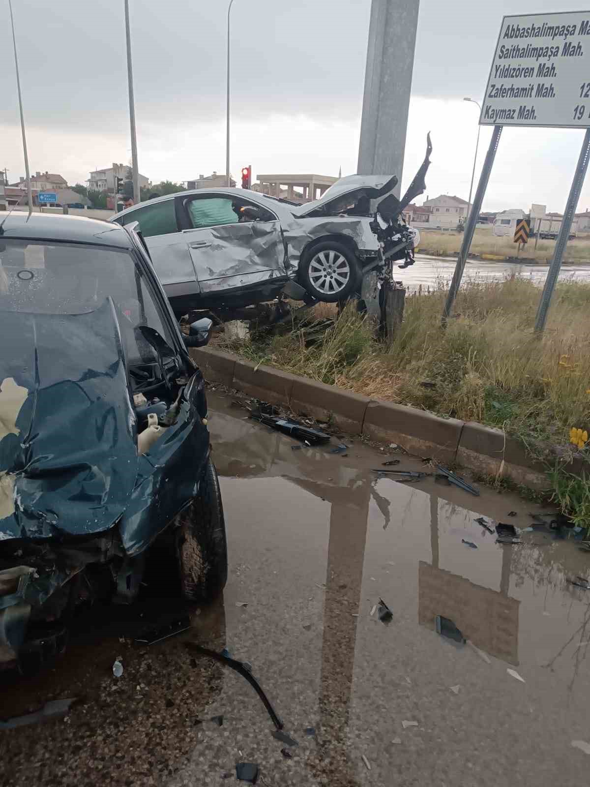 eskisehir afyonkarahisar yolunda feci kaza 2si agir 4 yarali 1 MrdEVHI3