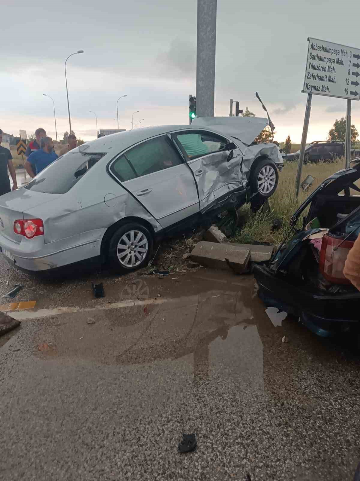 eskisehir afyonkarahisar yolunda feci kaza 2si agir 4 yarali 3