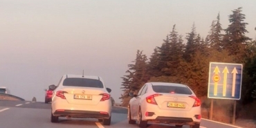 eskisehir-bursa-yolunda-birbirini-sikistiran-2-arac-trafigi-tehlikeye-atti-ADf1HPgg.jpg