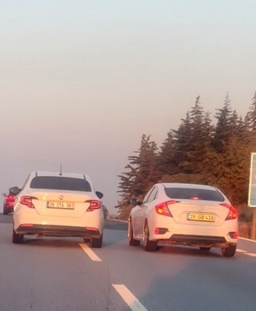 eskisehir-bursa-yolunda-birbirini-sikistiran-2-arac-trafigi-tehlikeye-atti-ADf1HPgg.jpg