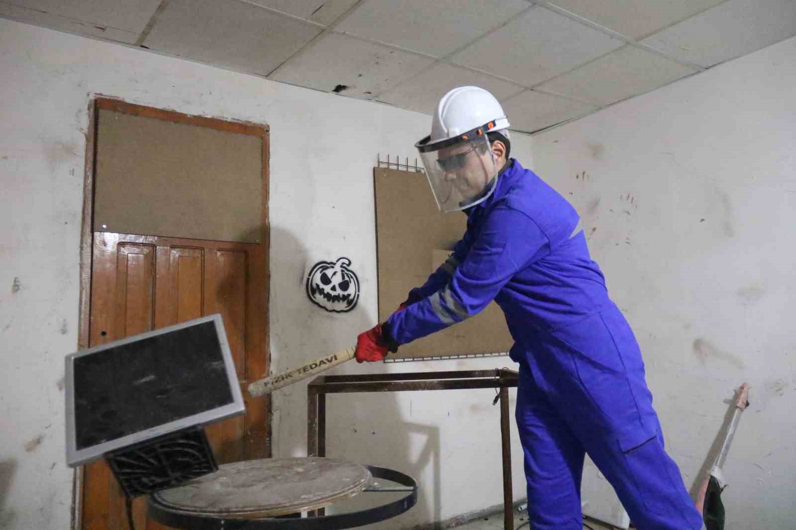 eskisehirde acilan stres evine girenler esyalari kirip rahatliyor 1 IPKbY216