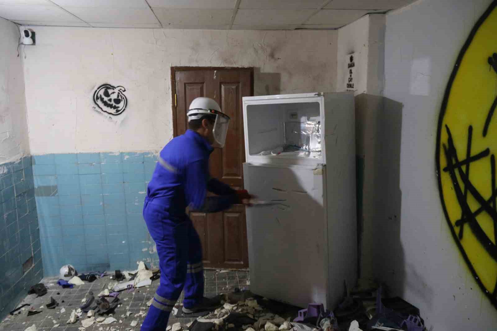 eskisehirde acilan stres evine girenler esyalari kirip rahatliyor 3