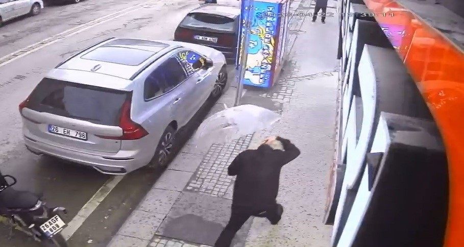 eskisehirde adamin uzerine camin dusme anina ait goruntuleri ortaya cikti 0 68ijBZwf