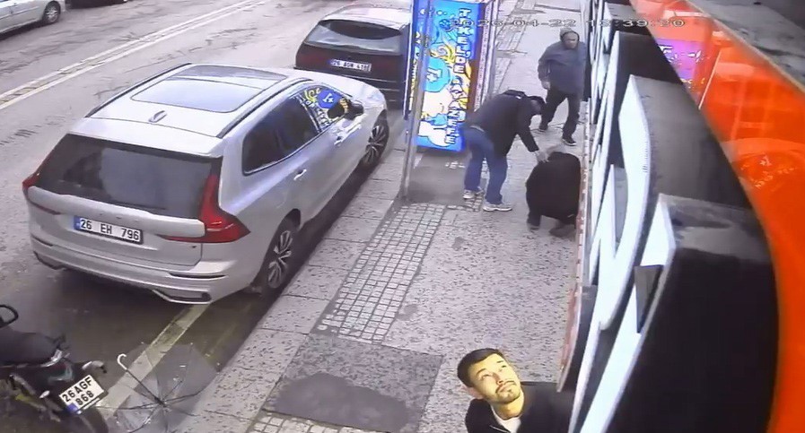 eskisehirde adamin uzerine camin dusme anina ait goruntuleri ortaya cikti 1 LG4UIOAT