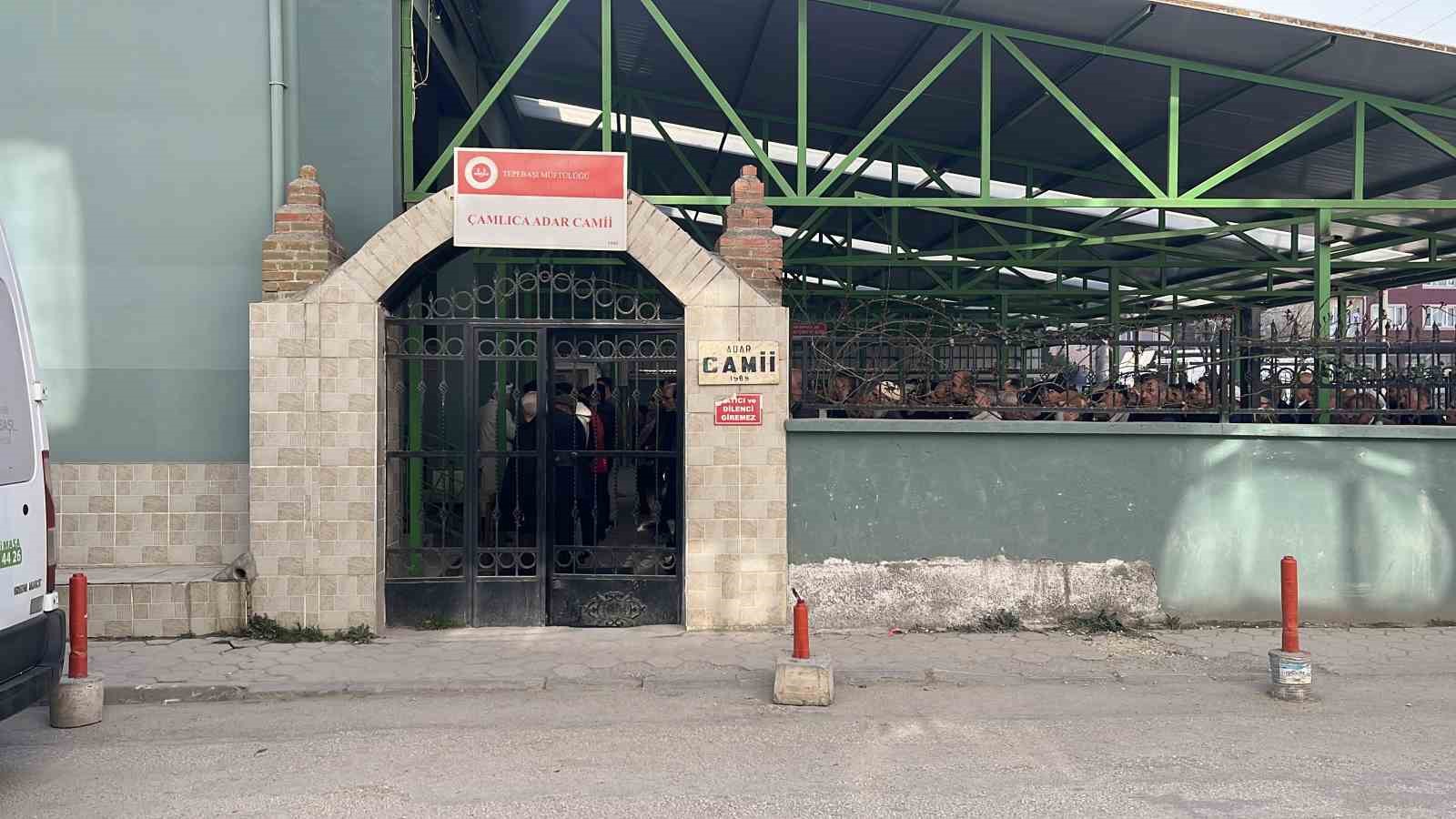 Eskişehir’de babasının öldürdüğü 13 yaşındaki kız toprağa verildi 4 eskisehirde babasinin oldurdugu 13 yasindaki kiz topraga verildi 0