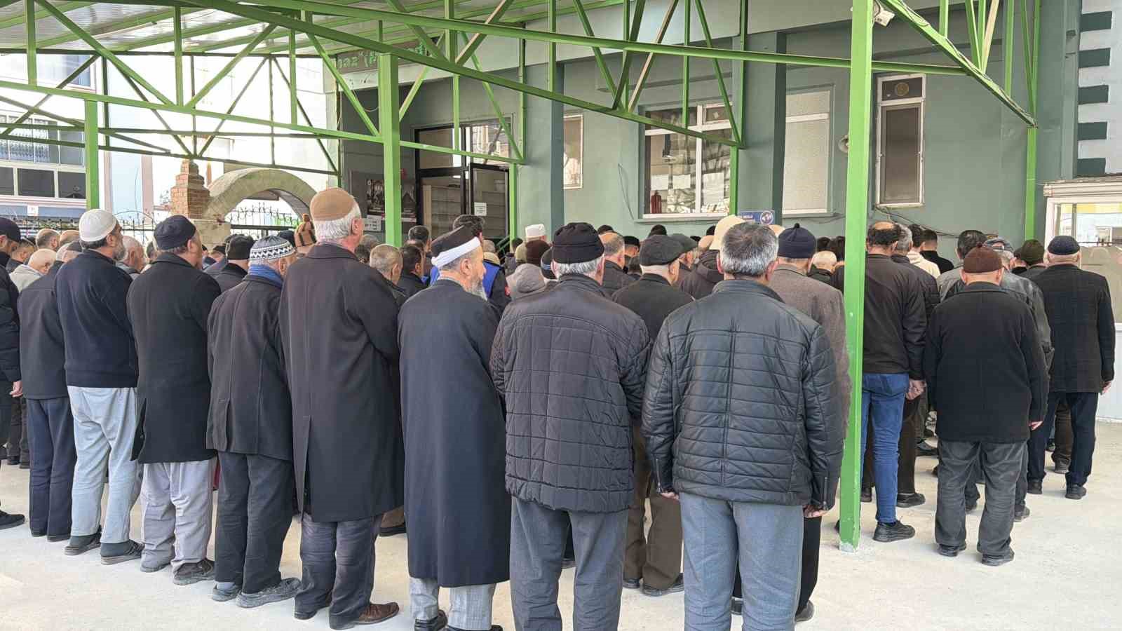 Eskişehir’de babasının öldürdüğü 13 yaşındaki kız toprağa verildi 6 eskisehirde babasinin oldurdugu 13 yasindaki kiz topraga verildi 2 5QhprQpJ