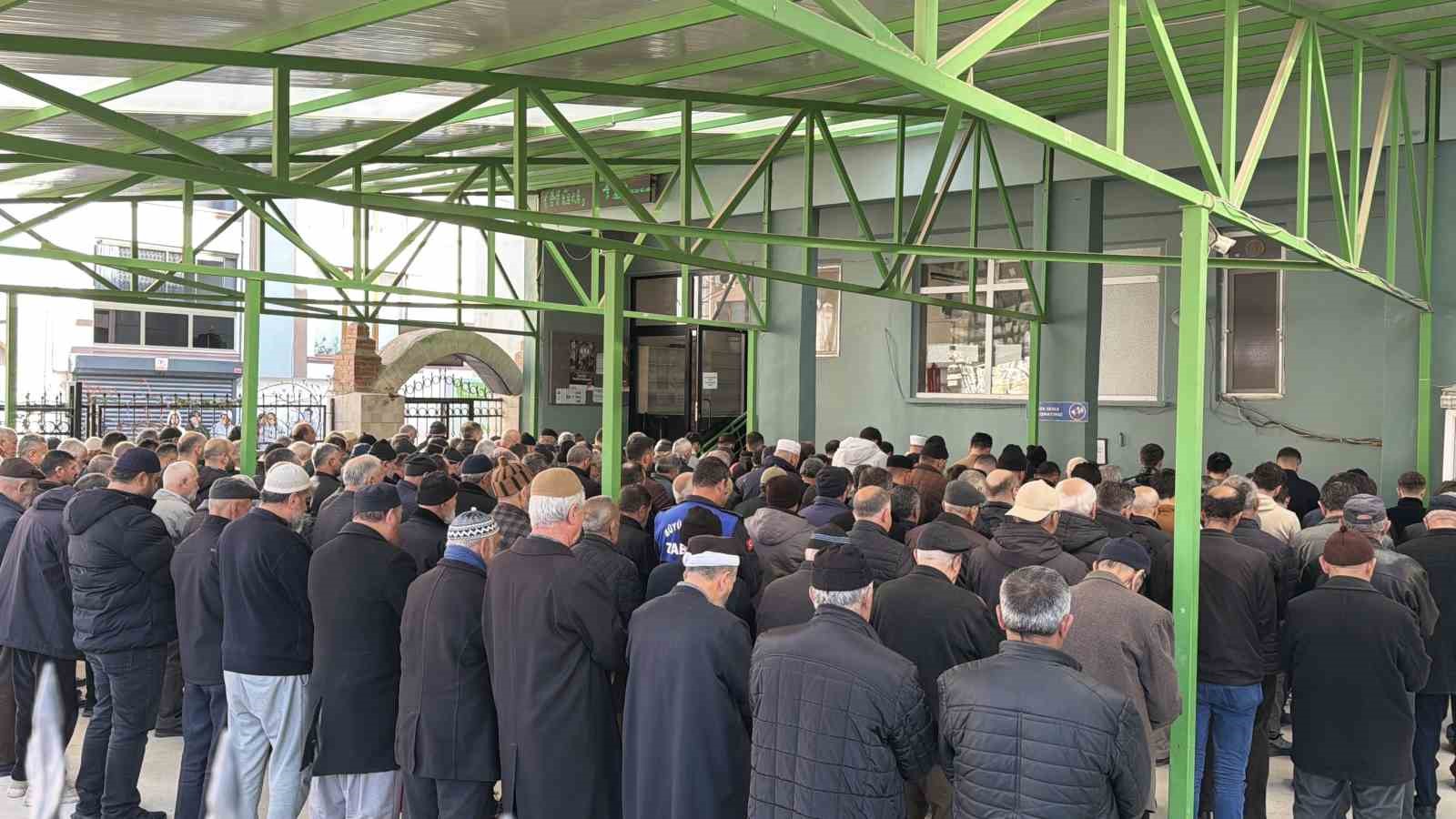Eskişehir’de babasının öldürdüğü 13 yaşındaki kız toprağa verildi 7 eskisehirde babasinin oldurdugu 13 yasindaki kiz topraga verildi 3 QjW5cbFb