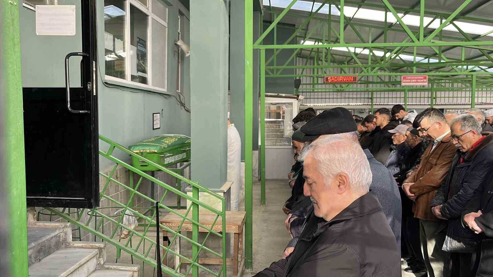 Eskişehir’de babasının öldürdüğü 13 yaşındaki kız toprağa verildi 8 eskisehirde babasinin oldurdugu 13 yasindaki kiz topraga verildi 4 JvsDgD8N