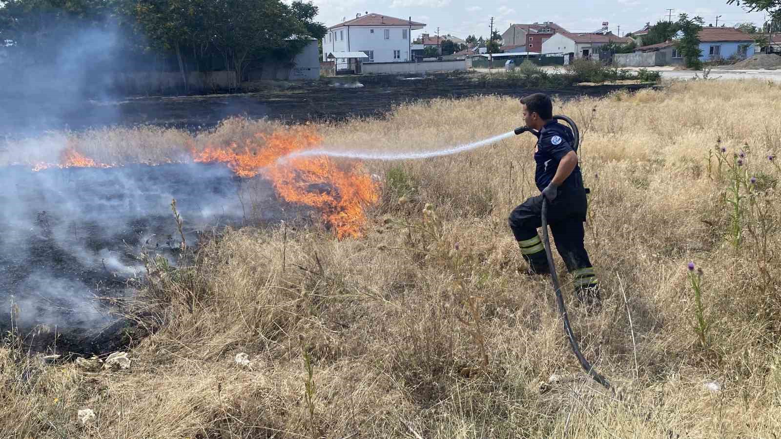 Eskişehir’de bir mahallede aynı anda iki yangın 4 eskisehirde bir mahallede ayni anda iki yangin 0 F5pbI3HJ