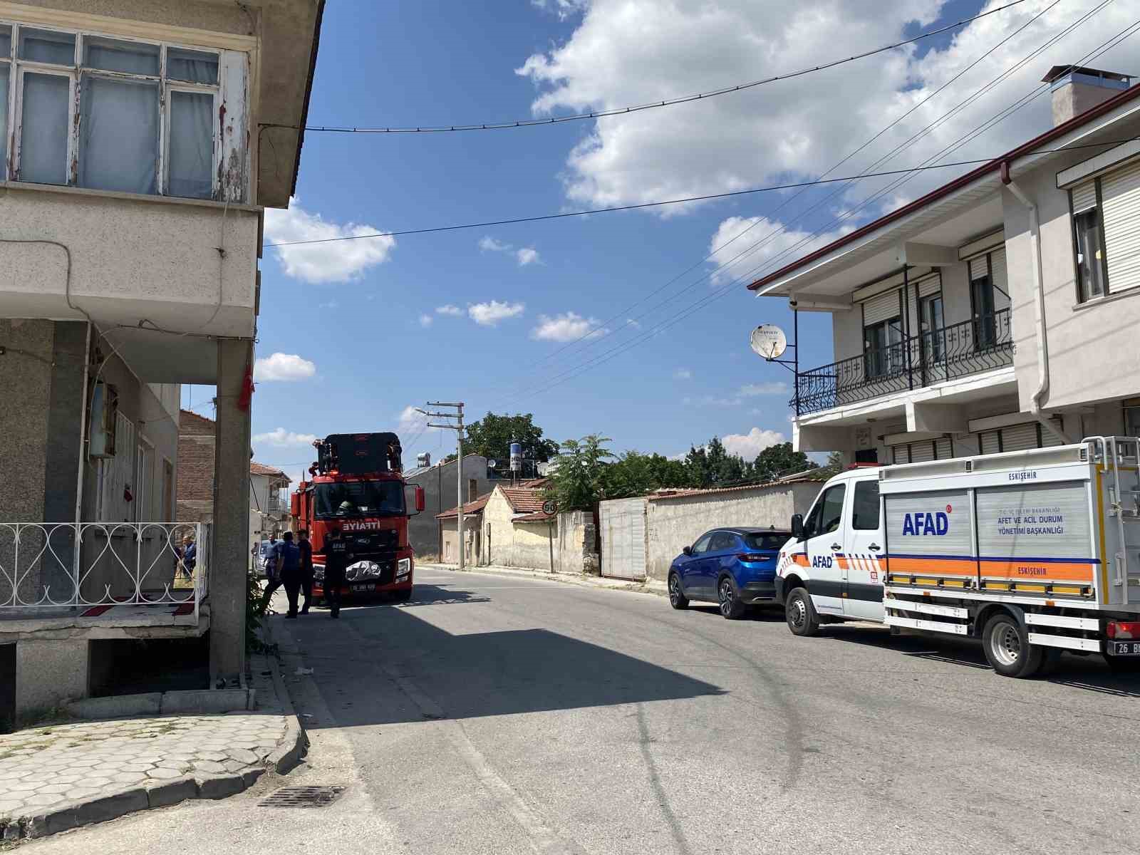 Eskişehir’de bir mahallede aynı anda iki yangın 8 eskisehirde bir mahallede ayni anda iki yangin 4 acp4ryhh