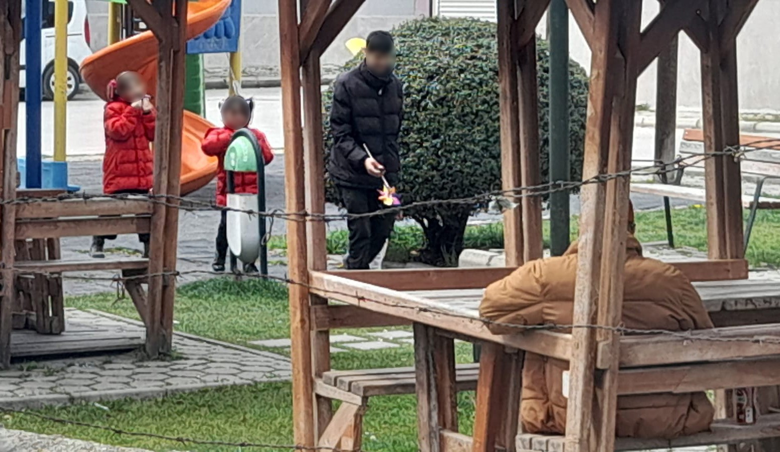 Eskişehir’de çocuk parkında aileleri tedirgin eden görüntüler 5 eskisehirde cocuk parkinda aileleri tedirgin eden goruntuler 1