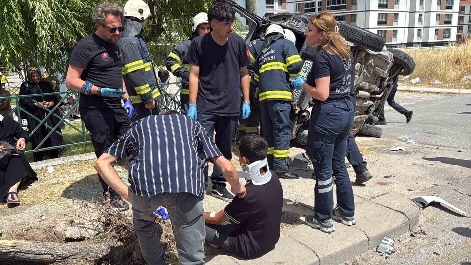 Eskişehir’de dolmuşun çarptığı otomobil yan yattı: 8 yaralı 4 eskisehirde dolmusun carptigi otomobil yan yatti 8 yarali 0 GXL3rjG1