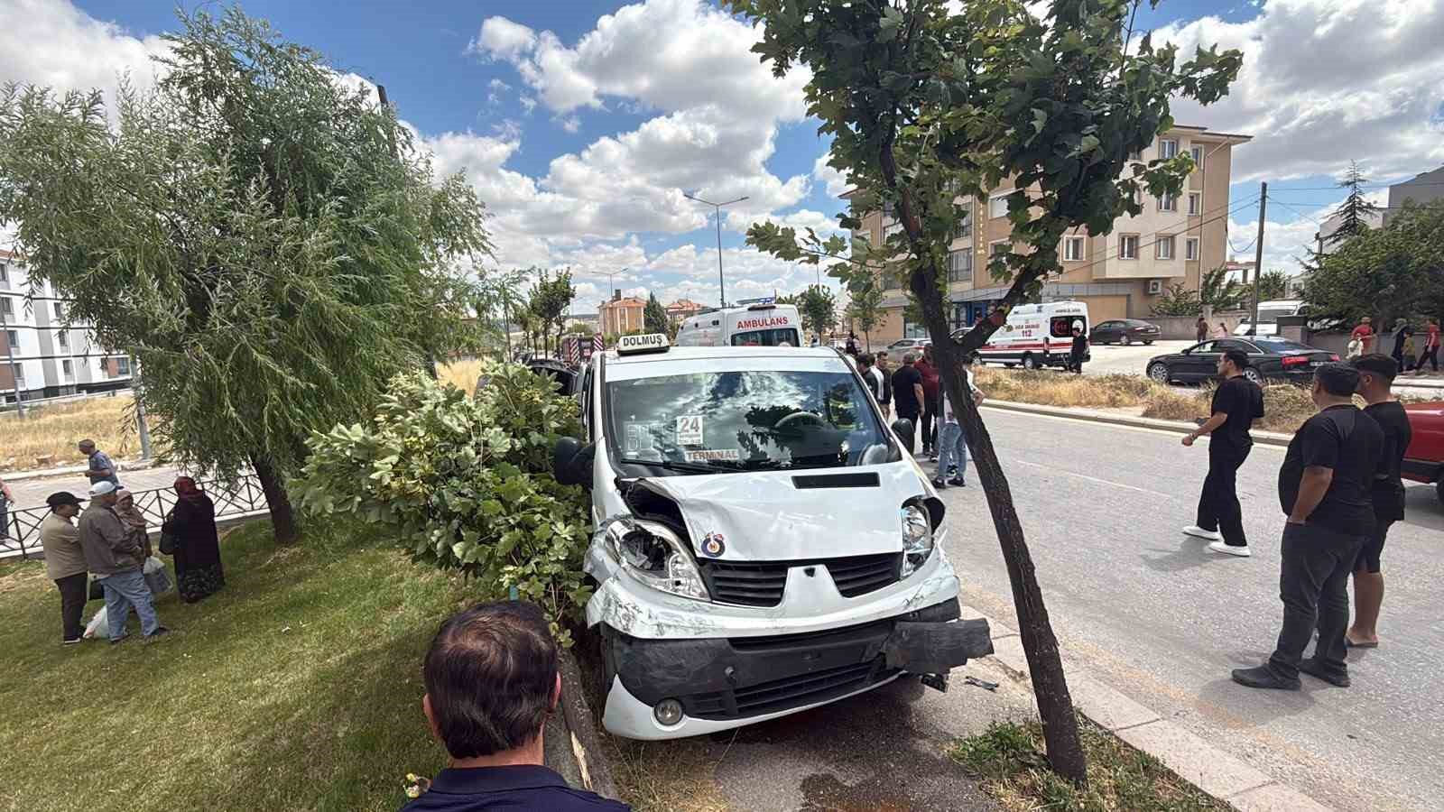 Eskişehir’de dolmuşun çarptığı otomobil yan yattı: 8 yaralı 6 eskisehirde dolmusun carptigi otomobil yan yatti 8 yarali 2 krDI3Cha