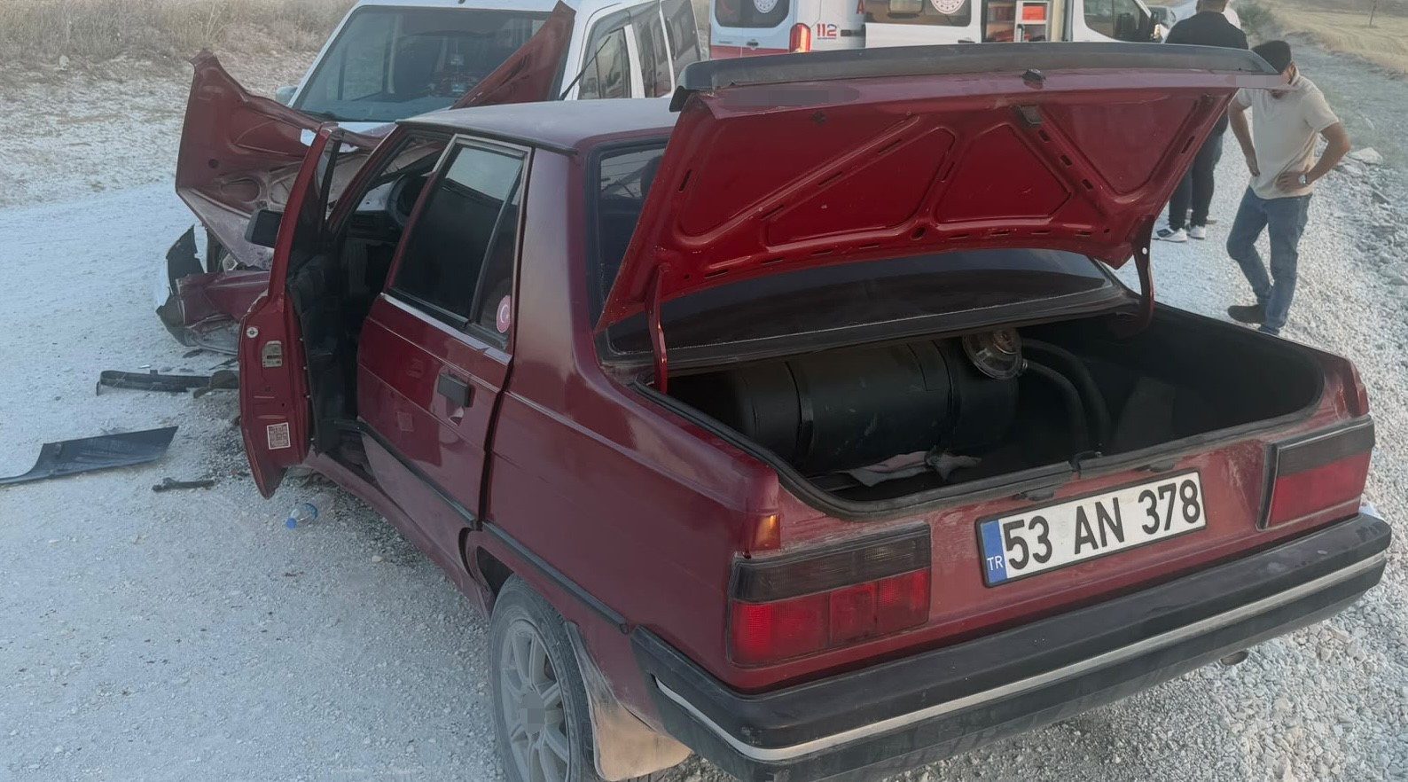 eskisehirde iki arac kafa kafaya carpisti 1i agir 3 yarali 2 yGRWznc4