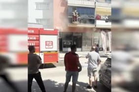 Park halindeki araca çarpan otomobil kamerada: 2 yaralı 1 thumbnail