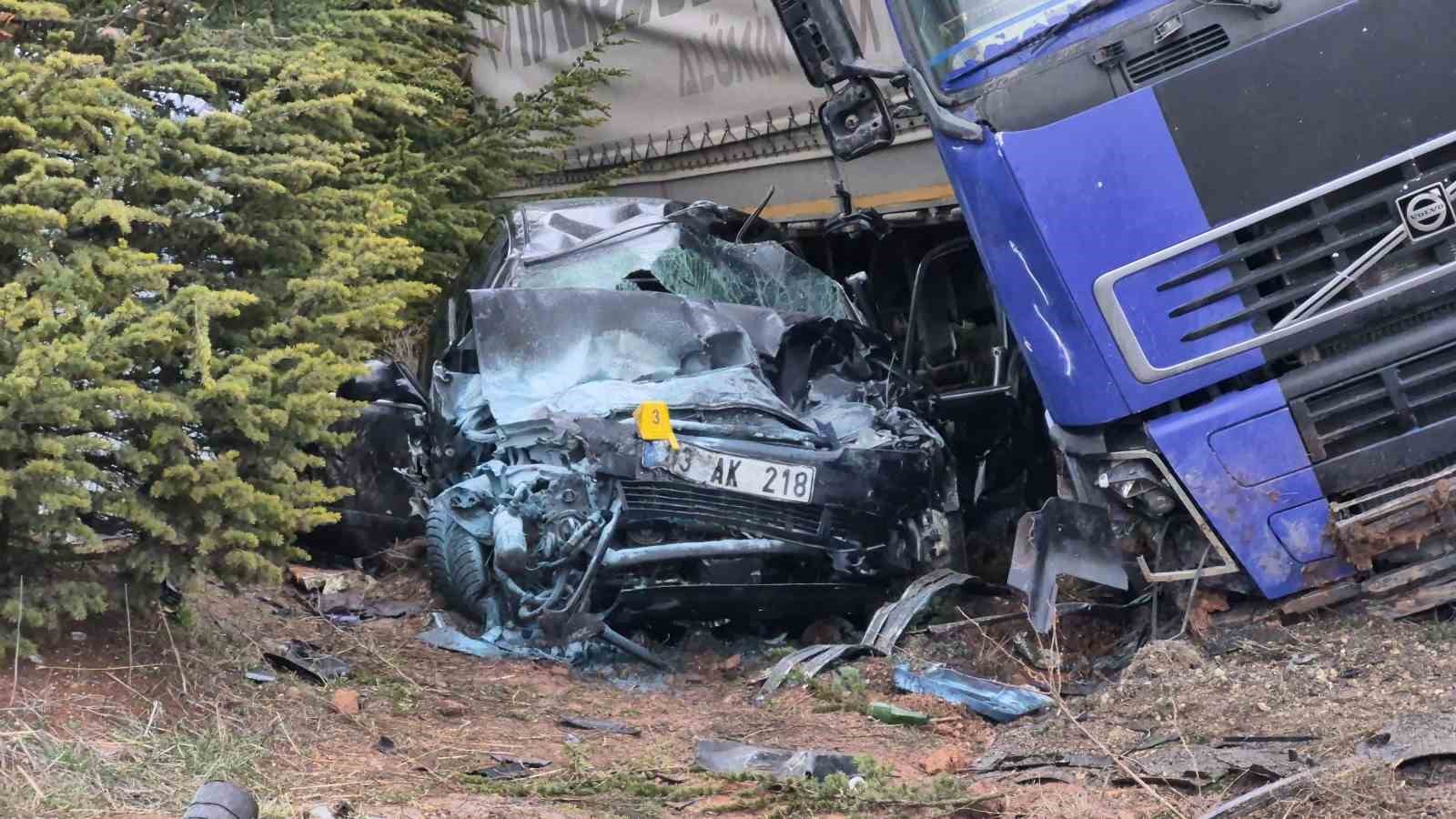 eskisehirde kontrolden cikan tir otomobili altina aldi 1 olu 1i agir 2 yarali 1 KRYph9bJ